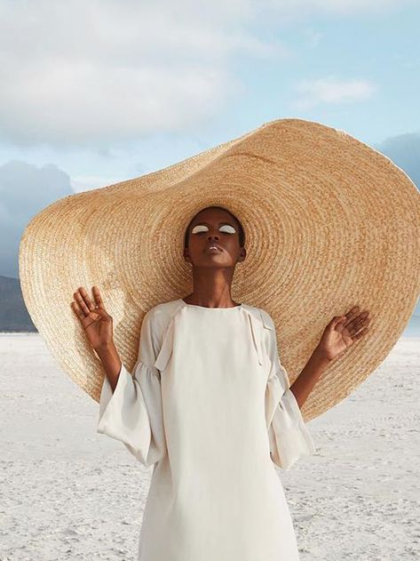 The Biggest Trends You'll See on Vacation This Summer via @WhoWhatWearUK Diva Chic, Weekend Mode, Soft Dramatic, Ethno Style, Yoga Outfits, Big Hat, Vacation Style, Illustration Inspiration, Mode Vintage