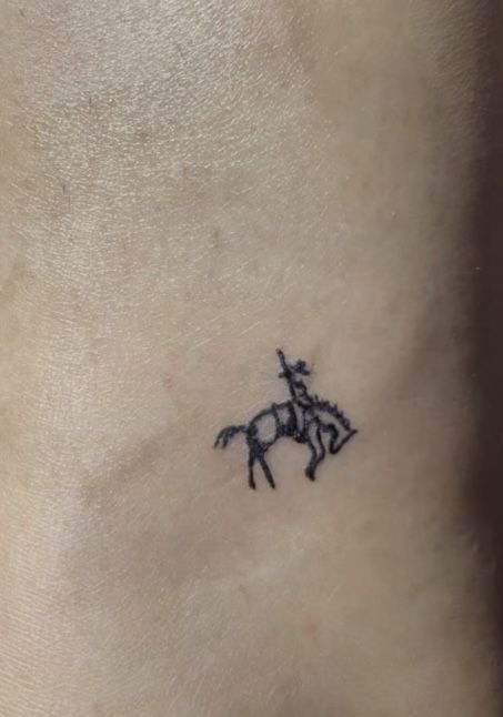 Tatuaje Studio Ghibli, Cowgirl Tattoos, Cowboy Tattoos, Funky Tattoos, Single Needle Tattoo, Western Tattoos, Petite Tattoos, Arm Band Tattoo, Horse Tattoo