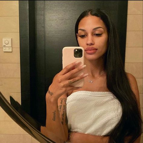 Selfie Inspo Instagram, Fanny Neguesha, Selfie Inspo, Instagram Baddie, Inspo Instagram, Good Night, Aesthetic Pictures, Pretty People, Instagram Profile