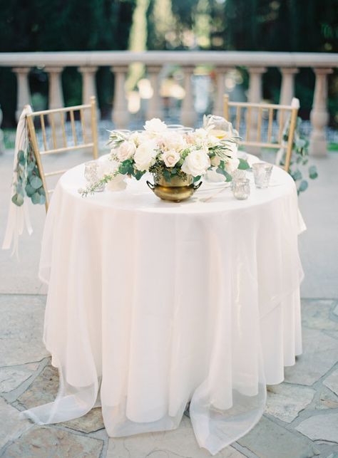 Cake On Sweetheart Table, Sweetheart Table Wedding Elegant Simple, Bride Groom Table Round, Small Round Sweetheart Table, Round Sweetheart Table Wedding, Sweetheart Table Simple, Minimalistic Sweetheart Table, Sweetheart Table Wedding Simple, Simple White Sweetheart Table