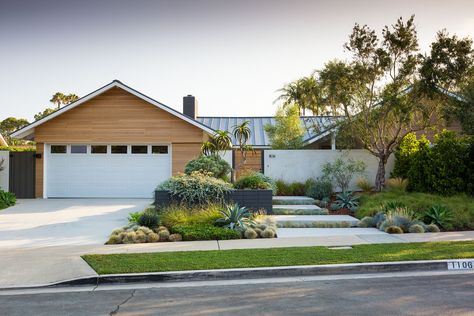 California Architecture Home, Modern Tropical Front Yard Landscaping, Sustainable Landscape Design, Entry Landscaping, Entry Courtyard, Dracaena Marginata, Mid Century Modern Exterior, Falling Waters, Front Facade