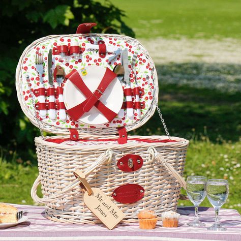 Flower Basket Ideas, Collection Display Ideas, Wedding Gift Basket, Acrylic Wine Glasses, Picnic Planning, Picnic Box, Picnic Hamper, Picnic Inspiration, Picnic Essentials