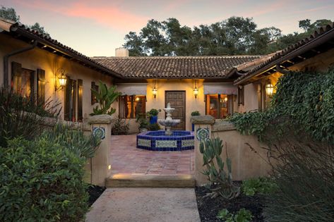 Santa Barbara Spanish-style hacienda pours on the charm - Los Angeles Times House Plans With Courtyard, Hacienda Courtyard, Style Hacienda, Hacienda Homes, Spanish Hacienda, Hacienda Style Homes, Hollywood Hills Homes, Mexico House, Courtyard House Plans