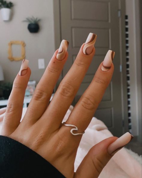 Nails Design Brown And White, Brown And White Aesthetic Nails, Acrylic Nails Brown And White, Brown And White Swirl Acrylic Nails, Brown Swirly Acrylic Nails, Brown Nails With Swirls, Brown Lines Nails, Brown Swirls Nails, White And Light Brown Nails