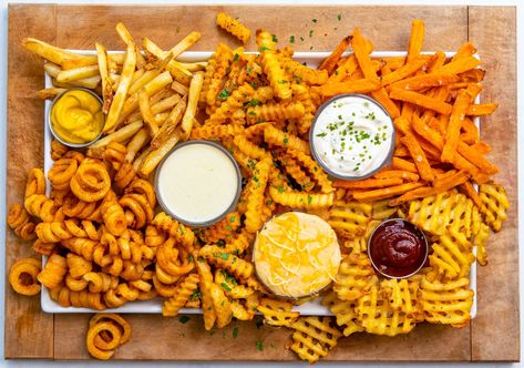 Potatoes Charcuterie Board, French Fry Platter, Fry Charcuterie Board Ideas, Fry Board Ideas, French Fry Board Ideas, Fry Charcuterie Board, Burger Charcuterie Board, Fry Platter, Fries Platter