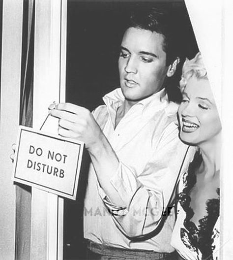 Here's a very rare publicity photo from 1957 of Elvis and Marilyn together outside of a motel room hanging a Do Not Disturb sign just for fun. Woman Photos, Photos Rares, Milton Greene, Jane Russell, Life Cover, Gene Kelly, Susan Sarandon, Mae West, Richard Avedon