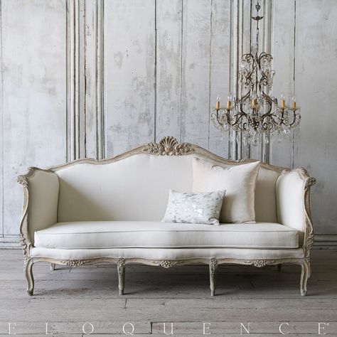 Inspiração para decoração no estilo vintage francês. #provençal #vintage #decorvintage #retrofrances #interiorvintage #provençal Vintage Daybed, Luxury Sofa Living Room, Classic Home Furniture, Luxury Furniture Sofa, Modern Sofa Living Room, Interior Vintage, Living Room Sofa Design, Living Room Design Decor, Classic Sofa