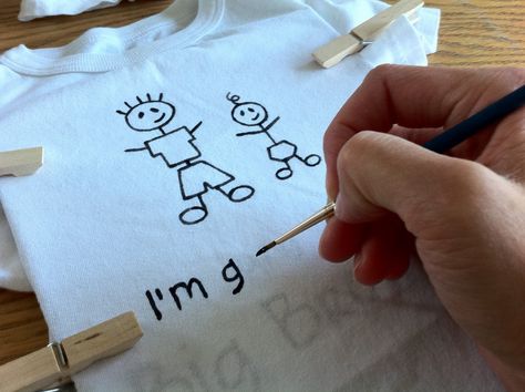 Tutorial: "I'm going to be a Big Brother!" t-shirt Big Sister Lil Brother, Big Brother Gift Ideas, Baby Toy Chest, Bell Shirts, Big Brother To Be, Big Shirts, Big Brother Gift, Big Brother Tshirt, Cute Projects