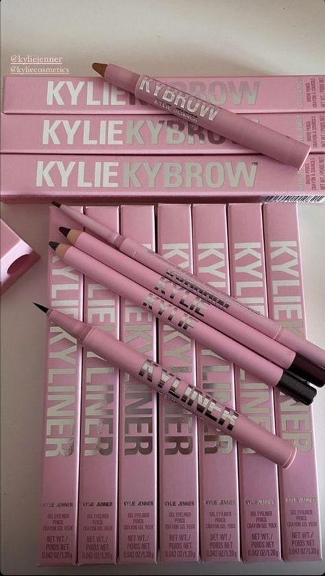 KYLIE Trajes Kylie Jenner, Kylie Makeup, Expensive Makeup, Beauty Entrepreneur, Makeup Nails Designs, Face Art Makeup, Makeup Package, Makeup Is Life, Kylie Cosmetic