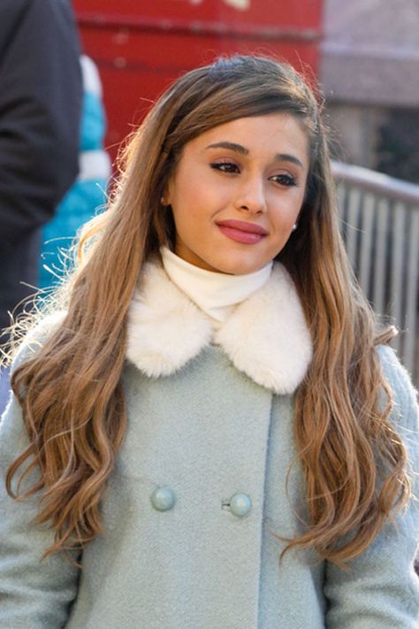 Ariana Grande Hair Color, Blonde Hair Bangs, Santa Tell Me, Her 2013, Yours Truly Era, Ariana Grande Hair, Christmas Kisses, Blonde Hair With Bangs, Ariana Grande Fans