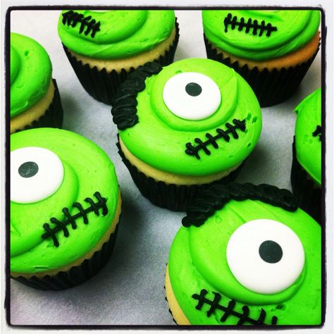 Halloween Frankenstein Cupcakes, Halloween Themed Desserts, Halloween Cake Decorating, Halloween Frankenstein, Frankenstein Monster, Bakery Items, School Recipes, Thanksgiving Cakes, Monster Cupcakes