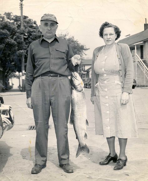 Michigan angler with nice trout ca. 1950. 40s Casual Fashion For Women, 1938 Fashion, 1930s Fashion Women, 1940s Fashion Women, Soviet Fashion, Lake Trout, 1930 Fashion, Fishing Photos, Velo Vintage