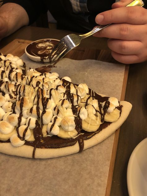 [I ate] Chocolate Marshmallow and Banana Dessert Pizza #food #foods Banana And Marshmallow Dessert, S’more Banana Bread, Banana Smores Oven, Smores Banana Boat, Chocolate Dipped Bananas Frozen, Dessert Pizza, Banana Dessert, Chocolate Marshmallows, Frozen Desserts