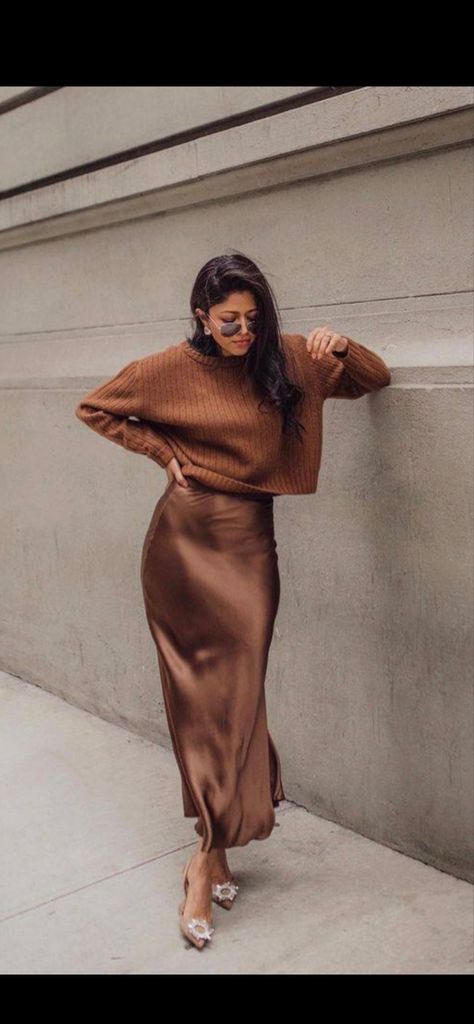 Winter Church Outfits, Church Outfit Winter, Silk Skirt Outfit, Silk Dresses Outfit, Hiking Outfit Summer, Satin Skirt Outfit, Rock Outfit, Fall Hiking, Stil Elegant