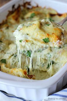 This Artichoke and Spinach Ravioli Bake is made with a creamy and delicious sauce, fresh spinach, mozzarella, and cheesy ravioli. An easy, delicious meal! Artichoke Dinner, Cheesy Ravioli, Belle Of The Kitchen, Artichoke And Spinach, Ravioli Recipes, Spinach Mozzarella, Spinach Ravioli, Spinach Casserole, Chinese Buffet