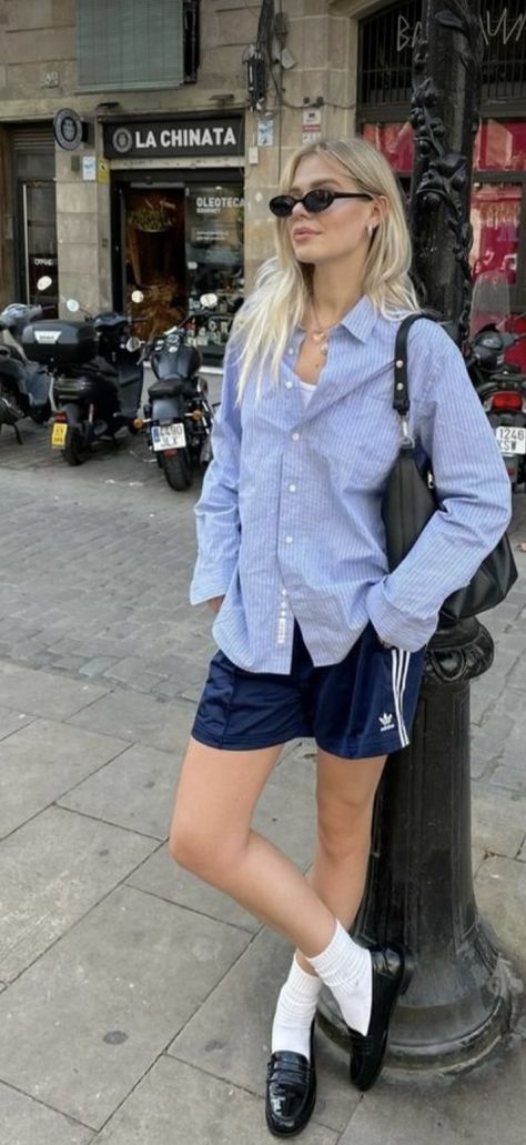 Sporty Shorts Outfit, Adidas Shorts Outfit, Chic Airport Outfit, Adidas Shorts Women, Comfy Airport Outfit, Adidas Hose, Airplane Outfits, Airport Outfits, 여름 스타일