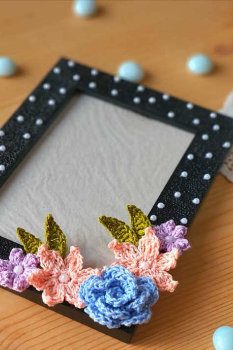 crochet spring flower photo frame video tutorial Crochet Photo Frame, Flower Photo Frame, Long Stem Flowers, شال كروشيه, Spring Decoration, Crochet Home Decor, Pinky Promise, Easter Table Decorations, Jar Lights