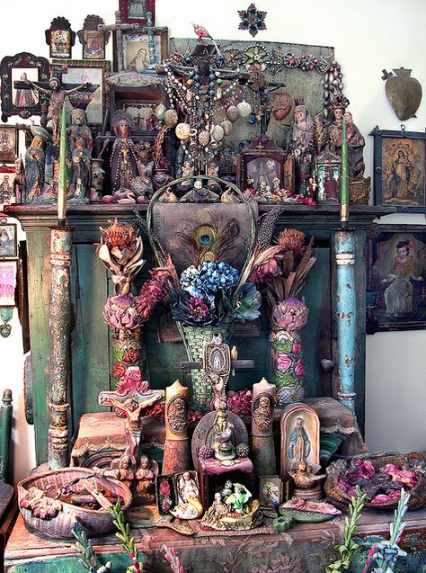 This photo was taken in Laurie Zuckerman's home in 2008 and shows her oldest Mexican-style Catholic home altar to the Sacred Hearts of Jesus and Mary, begun in 1992. Witches Altar, Sacred Spaces, Home Altar, Deco Boheme, Witchy Things, Sacred Places, Ap Art, Mexican Style, Mexican Folk Art