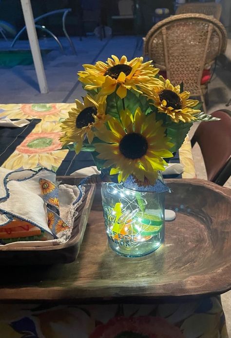 Quick & Easy Mason Jar Centerpiece - From Farmhouse to Florida Mason Jar Arrangements, Dough Bowl Centerpiece, Mason Jar Centerpiece, Vintage Mason Jars, Mom Party, Simple Centerpieces, Sunflower Bouquets, Mason Jar Centerpieces, Mesa Exterior