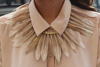 Fashion Blogger Outfit, Blogger Outfits, Fashion Blogger Style, Feather Necklaces, Dieselpunk, Fashion Bloggers, Collar Necklace, Dandy, Fashion Details