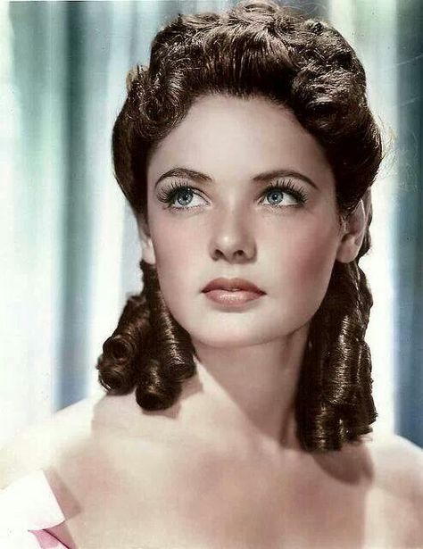 Gene Tierney-She was incredibly beautiful.  My favorite movie of hers is "Heaven Can Wait." Photo Glamour, Gene Tierney, Classic Movie Stars, Old Hollywood Stars, Hollywood Icons, Actrices Hollywood, Hollywood Glam, Time Machine, Old Hollywood Glamour