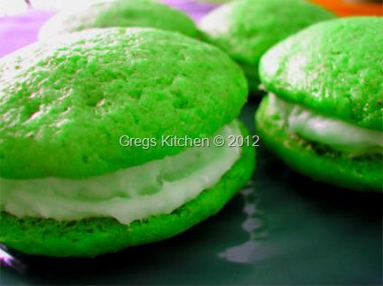 St. Paddies Green Velvet Whoopie Pies Whoopie Pie Filling, St Patrick Day Snacks, Whoopie Pie Recipe, St Patricks Day Food, Marshmallow Creme, Saint Patties, Whoopie Pies, Green Food Coloring, Soften Cream Cheese