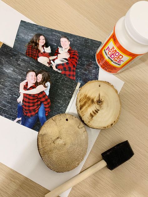 Wood Slice Picture Ornament Kids Diy Ornaments, Ornament Ideas Diy, Diy Ornaments Kids, Christmas Ornament Homemade, Diy Ornament Ideas, Christmas Diy Ornaments, Diy Ornaments Christmas, Diy Photo Ornaments, Picture Christmas Ornaments