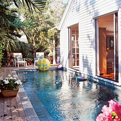 Poolside cottage  wow how cool would this be?step right in to the pool. love love love it. Syrian Garden, Tiny Yard, Beach House Pool, Kleiner Pool Design, Patio Grande, Sweet Corner, Small Pool Design, Backyard Pools, Diy Pool