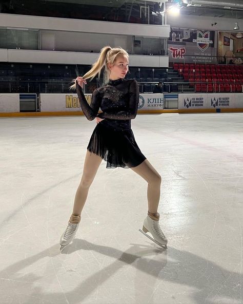 Figure Skater Aesthetic, Figure Skating Pictures, University Series, Figure Ice Skates, Figure Skating Outfits, Ice Skating Outfit, Skate 3, Skating Aesthetic, Ice Skating Rink