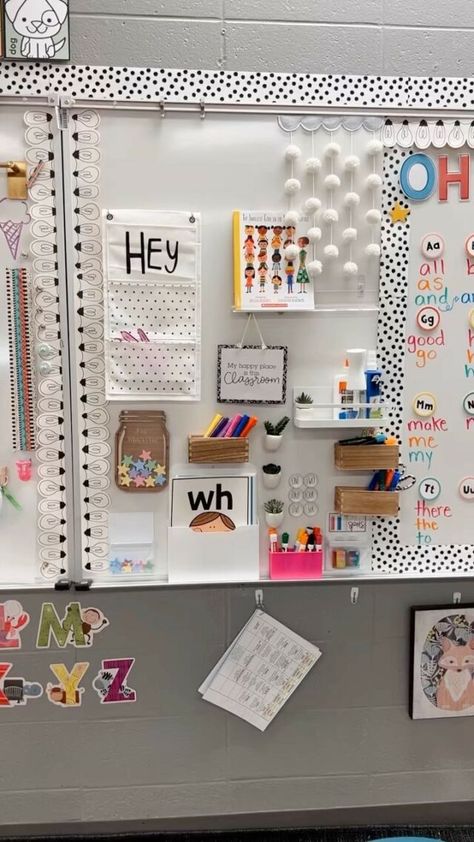 First Grade Classroom Set Up, Bulletin Board Ideas For School, Classroom Necessities, Elementary Classroom Decor Themes, 4th Grade Classroom Setup, Whiteboard Organization, Ideal Classroom, Teaching Classroom Decor, Kevin Henkes