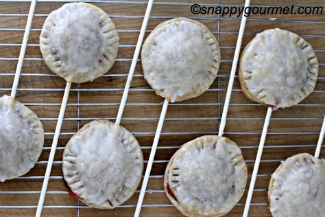 Strawberry Daiquiri Pie Pops & Giveaway Mini Cinnamon Buns, Apple Pie Pops, Mini Cherry Pies, Premade Pie Crust, Pie Pops, Mini Pie, Mini Apple Pies, Raspberry Pie, Cake Pop Sticks