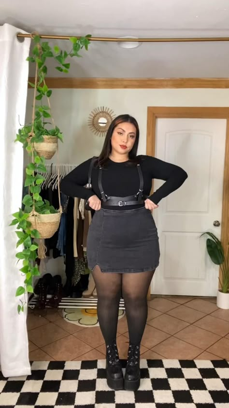 Alternative Fall Fashion, Outfits For Midsize Women, Outfits For Midsize, Alternative Outfits Plus Size, Midsize Women, Curvy Winter Outfits, Nyc Streets, Curvy Casual Outfits, Plus Size Baddie Outfits