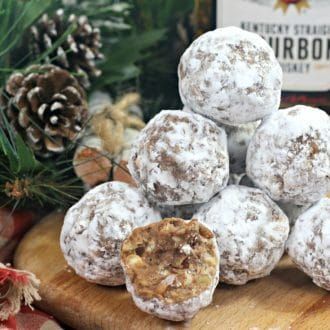 Bourbon Ball, Baileys Irish Cream Coffee, Bourbon Balls Recipe, Baileys Fudge, Bourbon Cake, Eggnog Fudge, Irish Cream Coffee, Chocolate Baileys, Bourbon Balls