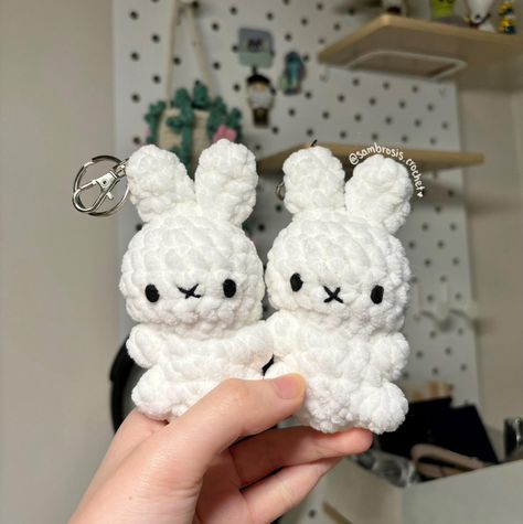 This amigurumi bunny keychain is 100% handmade! It is perfect as a gift for yourself or others! DISCLAIMER: this plushie contains small parts which may be a choking hazard. This plushie is made for decorations/collectable toys only. PLEASE NOTE: Each keychain is handmade and therefore will look slightly different to the others. The keychain may not look exactly the same as the picture (but will be very similar) :) Pattern credit: @knotmichelle on Instagram ✰・✱✰・✱✰・✱✰・✱✰・✱✰・✱✰・✱ This product is p Cute Small Crochet Plushies, Crochet Rabbit Keychain, Cute Amigurumi Keychain, Panda Keychain Crochet, Crochet Small Plushies, Key Chains Crochet, Crochet Small Bunny, Small Crochet Plushies, White Crochet Ideas