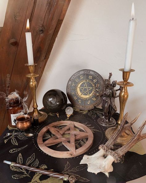 Spiritual Altar Ideas, Goddess Witch, Lunar Witch, Witchcraft Altar, Witch Room, Wiccan Decor, Witches Altar, Wiccan Altar, Pagan Altar