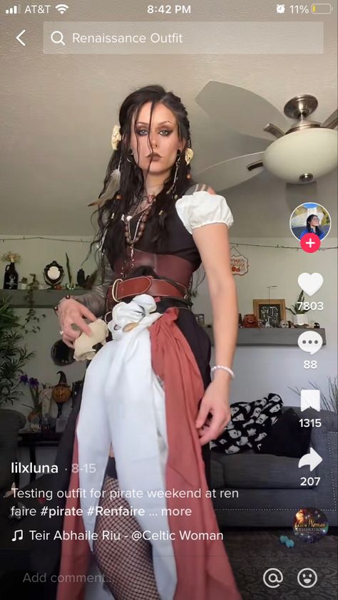 Ren Fair Pirate Costumes, Lesbian Pirate Costume, Pirate Festival Outfits, Pirate Ren Faire Costume, Ren Faire Pirate Woman, Pirate Cosplay Female, Modern Pirate Outfit, Renfaire Pirate, Pirate Ren Faire