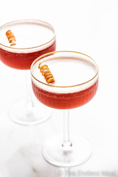 This negroni sour is a bright and refreshing take on the beloved bittersweet classic. It's a stunning drink with delicate froth and familiar flavors. Cheers to a quick and easy cocktail that takes only 5 ingredients to make! #theendlessmeal #negroni #negronisour #sour #cocktail #drink #campari #ginsour #gin Negroni Sour, Butternut Squash Pizza, Negroni Recipe, Shrimp Cakes, Gin Sour, Sour Foods, Easy Cocktail, Sweet Cocktails, Happy Hour Cocktails