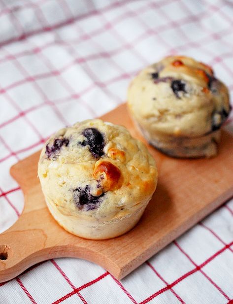 Small batch blueberry cottage cheese muffins (one bowl) Blueberry Cottage Cheese, Cottage Cheese Dessert Recipes, Cottage Cheese Muffins, Cottage Cheese Recipes Healthy, Cottage Cheese Desserts, Chocolate Zucchini Muffins, Tin Recipes, White Grape, Extra Protein