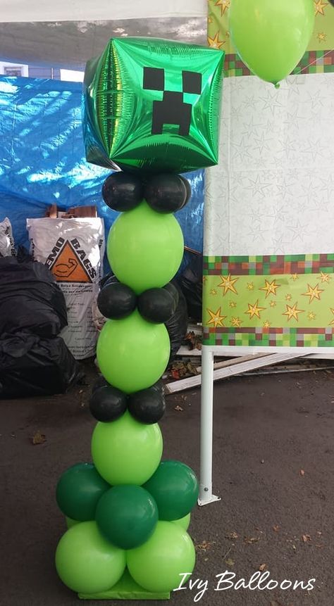 MInecraft Creeper Column Minecraft Balloon Columns, Minecraft Balloon Arch, Minecraft Balloon Garland, Minecraft Balloon Ideas, Minecraft Backdrop Birthday Ideas, Minecraft Balloons, Minecraft Theme, Minecraft Birthday Party, Minecraft Birthday