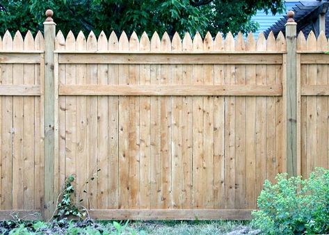 Horizontal board at ground level, 8 inches from top and then about 14" down from that one.  Posts are higher than pickets. Lattice Privacy Fence, Stockade Fence, Wood Privacy Fence, Small Fence, Horizontal Fence, Fence Styles, Diy Fence, Privacy Fences, Cedar Fence