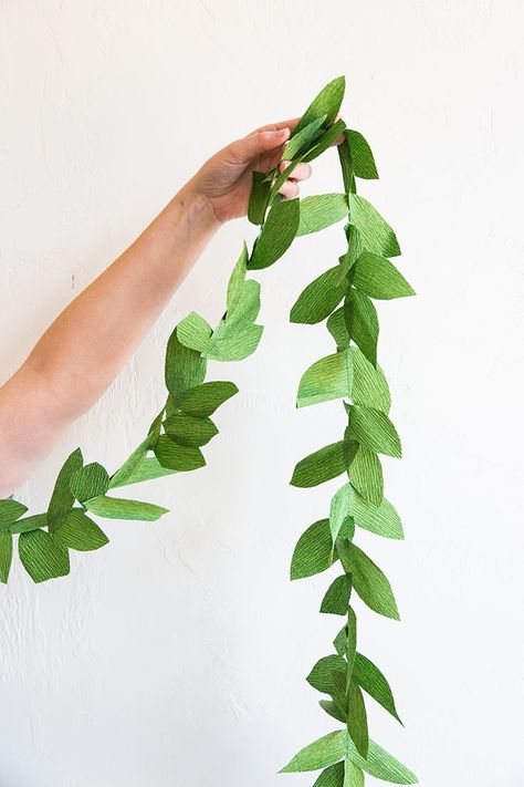 DIY paper leaf garland - The House That Lars Built Diy Flowers Using Crepe Paper, Tissue Paper Vines, Paper Leaves Diy, Diy Slinger, Diy Banners, Paper Garlands, Diy Girlande, Hantverk Diy, Săpunuri Handmade