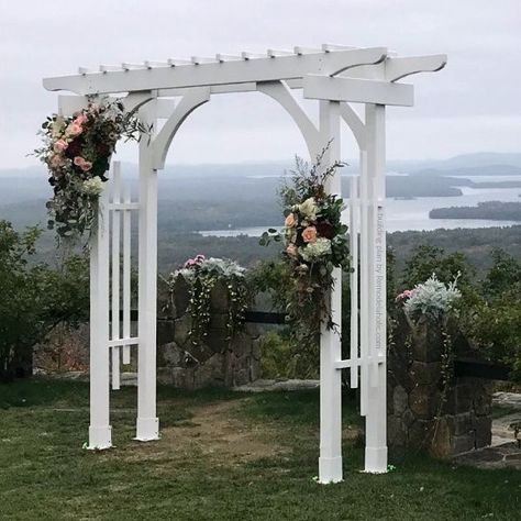 These easy beginner plans show you how to build a portable wood wedding arch using affordable lumber! Built in pieces and assembled on site with just a few screws. #outdoorwedding #DIYwedding #weddingarch Diy Garden Arbor, Arch Arbor, Wood Arbor, Diy Wedding Arch, Arch Building, Arbor Wedding, Wedding Arbors, Gates Design, Beautiful Home Gardens