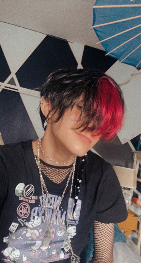 Half Red Half Black Hair Men, Half Black Half Red Hair Short, Black And Red Hair Men, Half Black Half Red Hair, Half Red Half Black Hair, Half Red Hair, Emo Hair Style, Pinkish Hair, Iris Aesthetic