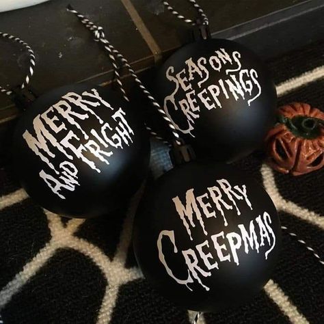 Black Christmas Decorations, Scary Christmas, Christmas Horror, Grinch Christmas Decorations, Creepy Christmas, Dark Christmas, Black Christmas Trees, White Christmas Decor, Halloween Trees