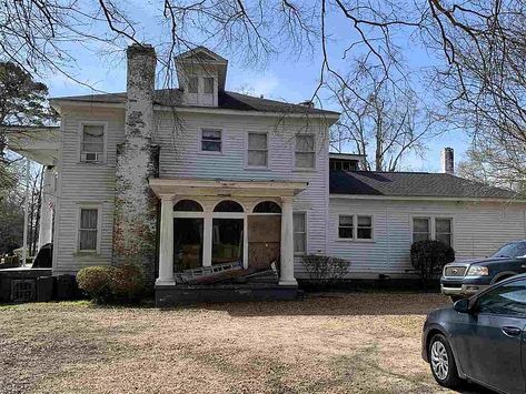 Old Mansions For Sale, Staircase Curved, Old Southern Homes, Grand Mansion, Red Oak Hardwood Floors, Oak Hardwood Floors, Carved Fireplace, Interesting Houses, Red Oak Hardwood