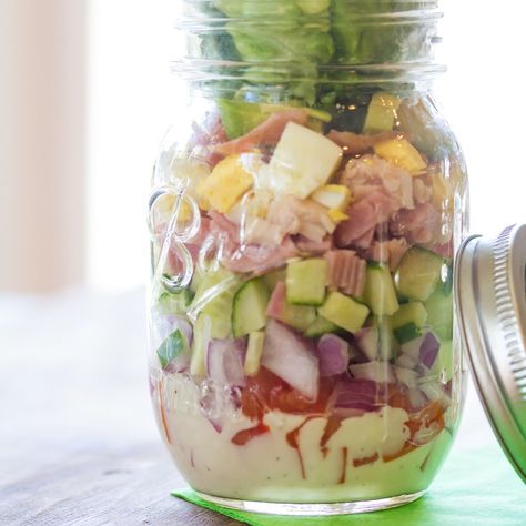 Salad Mason Jar, Mason Jar Recipe, Classic Cobb Salad, Salad Jar Recipe, Jar Salad, Mason Jar Salad Recipes, Healthy Lunch Meal Prep, Overnight Oat, Mason Jar Salad