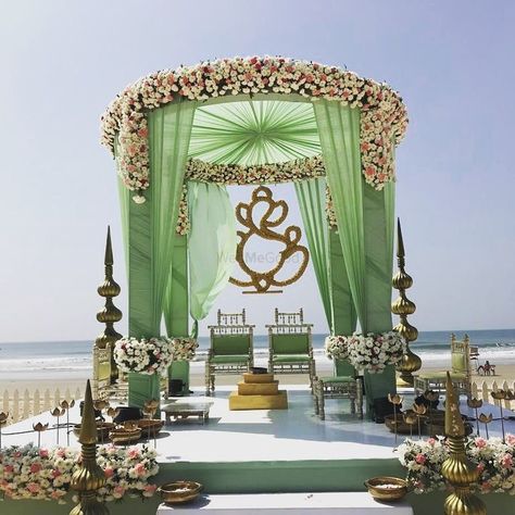 Bengali Wedding Mandap, Indoor Mandap, Floral Mandap Decor, Mandap Decoration Ideas, Green Beach Wedding, Floral Mandap, Hindu Wedding Decorations, Indian Wedding Decorations Receptions, Indian Wedding Ideas