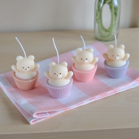 Kawaii Candles, Korean Candle, Teddy Bear Candle, Kawaii Candle, Diy Candles With Flowers, Teddy Bear Face, Candle Making Recipes, Cute Candle, Candle Obsession