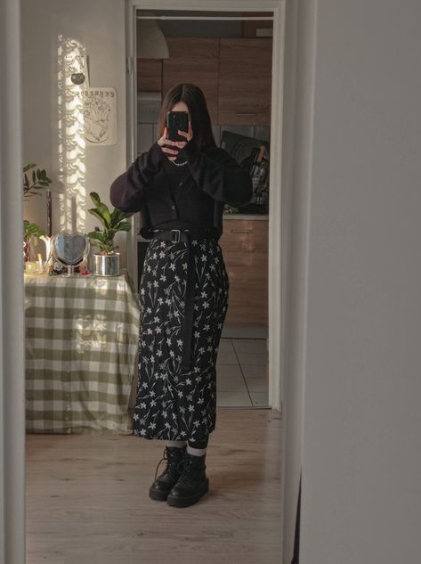 mirror selfie ootd outfit black and white casual Black And White Floral Skirt Outfit, White Floral Skirt Outfit, Floral Skirt Outfit, Outfit Black And White, Floral Skirt Outfits, Black And White Outfit, White Floral Skirt, Skirt Black And White, Outfit Black