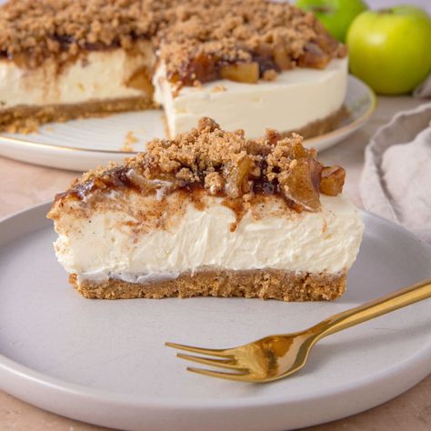 Apple Crumble Cheesecake (No Bake) Apple Crumble Cheesecake, Apple Crumble Topping, Stewed Apples, Crumble Cheesecake, Perfect Cheesecake, Cheesecake No Bake, Apple Cinnamon Cake, Cinnamon Biscuits, Apple Bundt Cake